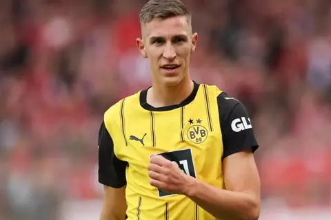 تقارير: ليفربول يستهدف ضم مدافع دورتموند لخلافة فان دايك